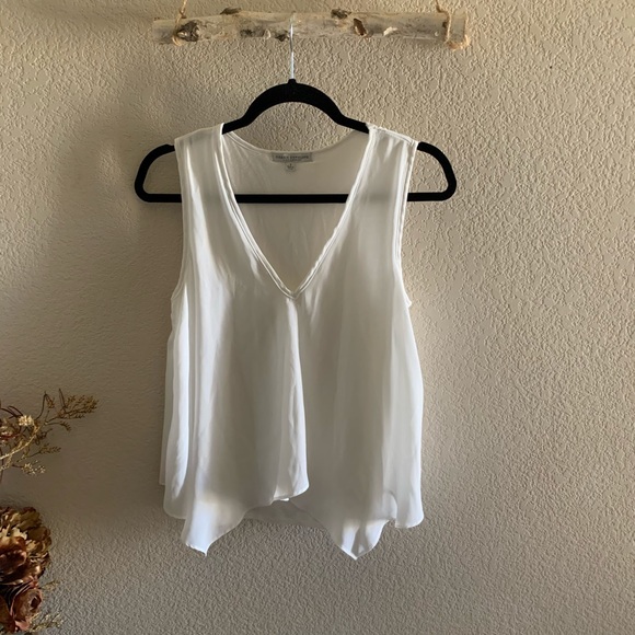 Green Envelope Tops - Green Envelope White V Neck Sleeveless Top